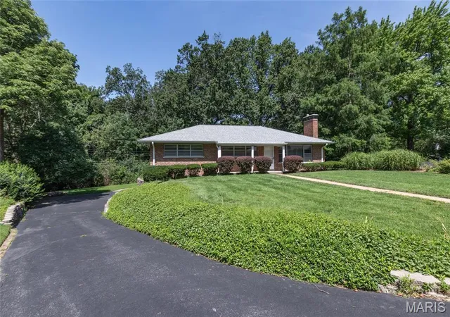 Homes for sale in Creve Coeur, MO | 3 Creekside Ln, Creve Coeur, MO 63141 | MLS# MIS26041703