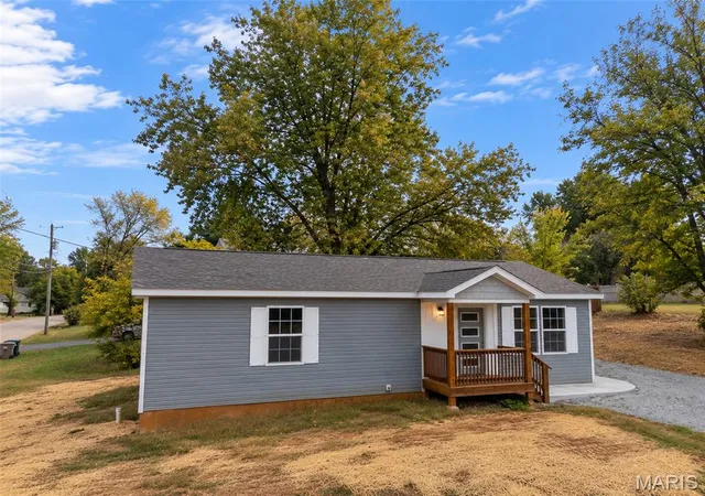 Photo 2 of Single family home for sale at 400 Lindell St, Fredericktown, MO 63645 | MLS# MIS26041730 | Listing updated on 2026-10-15