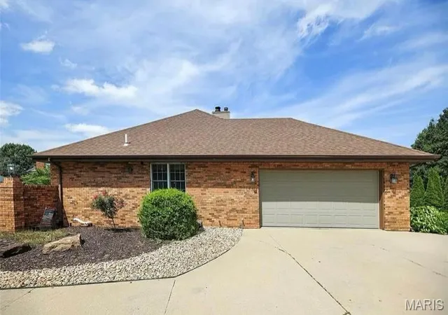 Homes for sale in Belleville, IL | 222 Hickory Rdg, Belleville, IL 62223 | MLS# MIS26041733