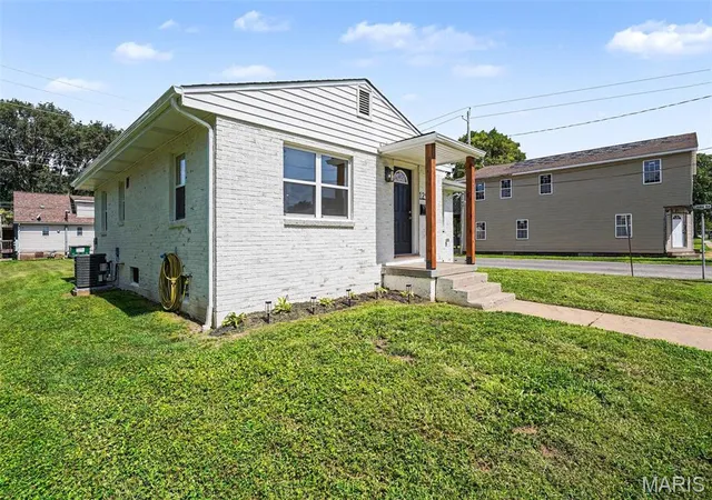 3rd image of 129 N 5Th St, Dupo, IL 62239 | MLS# MIS26041767