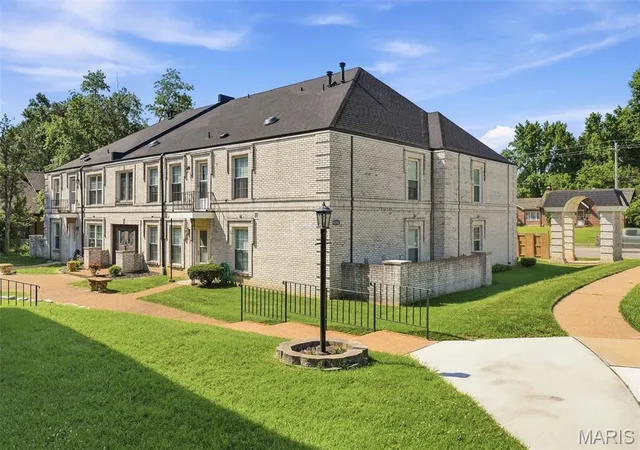 Photo 1 of Condo for sale at 4392 Chateau De Ville Dr #H, Saint Louis, MO 63129 | MLS# MIS26041773 | Listing updated on 2026-09-14