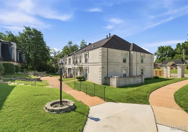 Photo 2 of Condo for sale at 4392 Chateau De Ville Dr #H, Saint Louis, MO 63129 | MLS# MIS26041773 | Listing updated on 2026-09-14