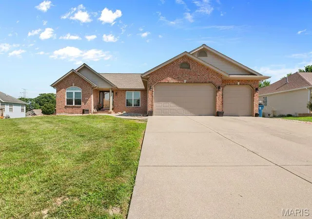 Photo 1 of Single family home for sale at 125 Oak Hill Dr, Maryville, IL 62062 | MLS# MIS26041792 | Listing updated on 2026-08-08
