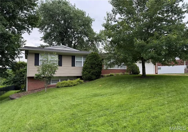 Homes for sale in Ballwin, MO | 308 Twinview Ter, Ballwin, MO 63011 | MLS# MIS26041805