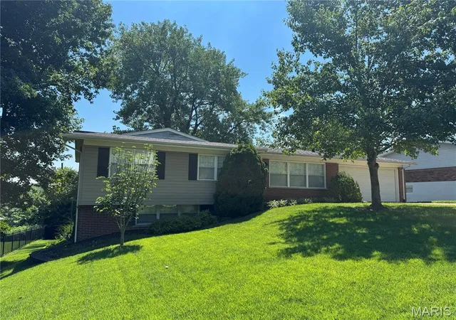 Photo 2 of Single family home for sale at 308 Twinview Ter, Ballwin, MO 63011 | MLS# MIS26041805 | Listing updated on 2026-08-10