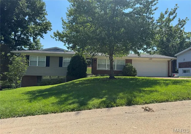 Photo 1 of Single family home for sale at 308 Twinview Ter, Ballwin, MO 63011 | MLS# MIS26041805 | Listing updated on 2026-08-10