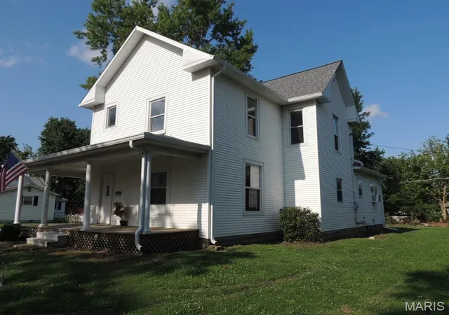 Photo 3 of Single family home for sale at 401 S Third St, Altamont, IL 62411 | MLS# MIS26041811 | Listing updated on 2026-10-17