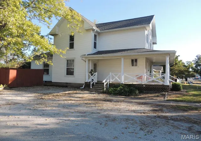 Photo 4 of Single family home for sale at 401 S Third St, Altamont, IL 62411 | MLS# MIS26041811 | Listing updated on 2026-10-17
