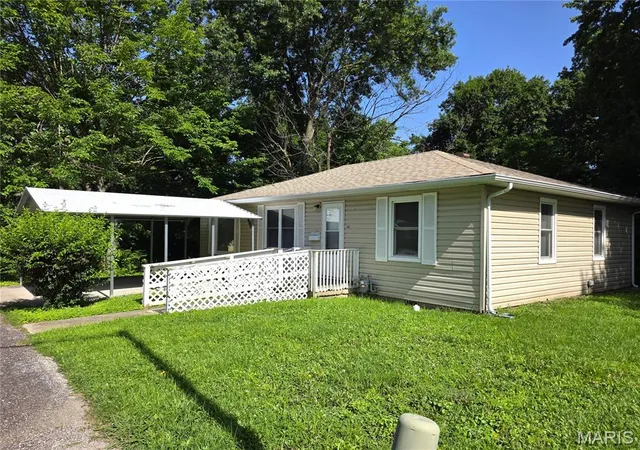 Homes for sale in Fulton, MO | 305 Sunset Dr, Fulton, MO 65251 | MLS# MIS26041816