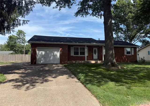 Homes for sale in Bethalto, IL | 113 Whispering Oaks Dr, Bethalto, IL 62010 | MLS# MIS26041824