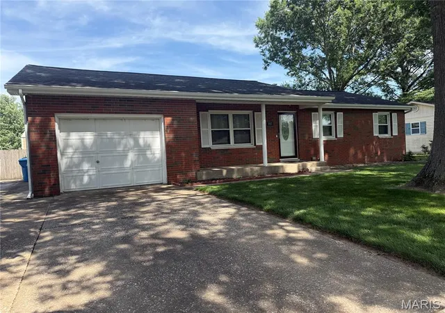 Homes for sale in Bethalto, IL | 113 Whispering Oaks Dr, Bethalto, IL 62010 | MLS# MIS26041824
