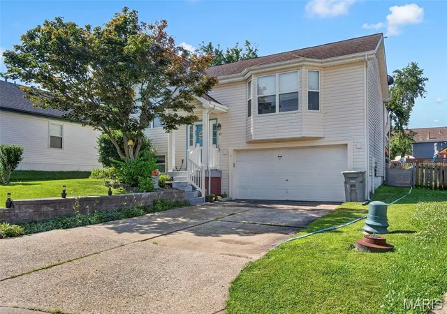 3rd image of 17 Kingspointe Ct, Saint Peters, MO 63376 | MLS# MIS26041832