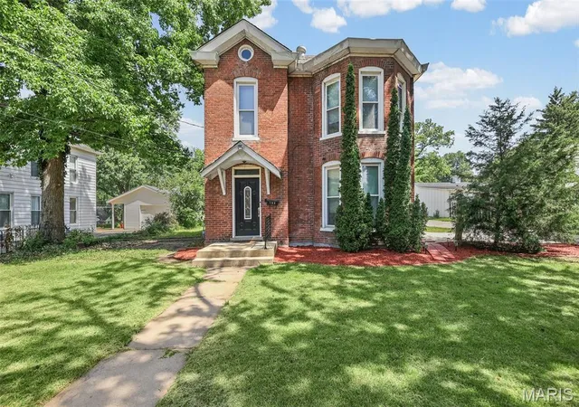 Homes for sale in Alton, IL | 706 Grove St, Alton, IL 62002 | MLS# MIS26041844