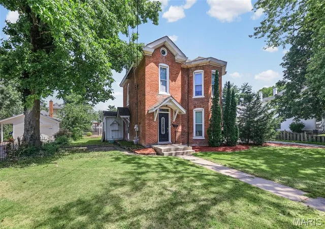 Homes for sale in Alton, IL | 706 Grove St, Alton, IL 62002 | MLS# MIS26041844