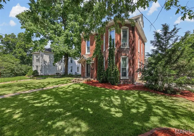 Homes for sale in Alton, IL | 706 Grove St, Alton, IL 62002 | MLS# MIS26041844