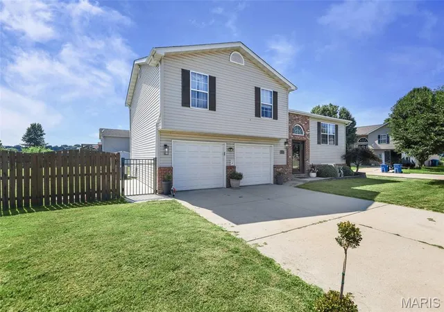 Homes for sale in Granite City, IL | 2247 Wildwood Dr, Granite City, IL 62040 | MLS# MIS26041854