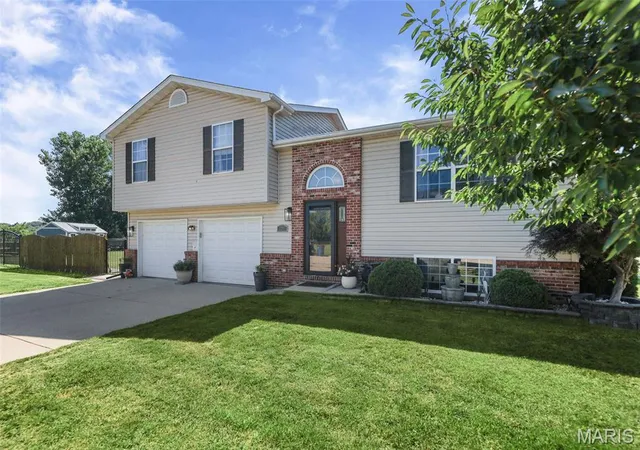 Homes for sale in Granite City, IL | 2247 Wildwood Dr, Granite City, IL 62040 | MLS# MIS26041854