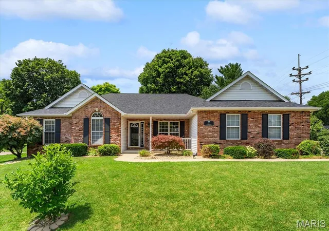 Homes for sale in Collinsville, IL | 2 Grandbrook Blvd, Collinsville, IL 62234 | MLS# MIS26041862