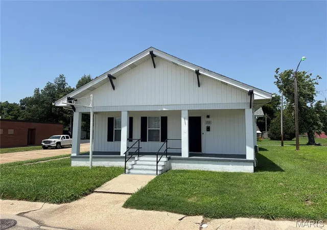 1st image of 404 E Center St, Sikeston, MO 63801 | MLS# MIS26041864