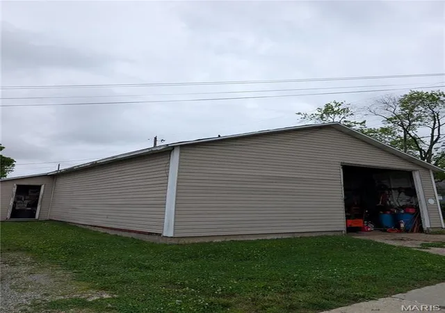 Photo 3 of Multi family home for sale at 506 N 17th St, Belleville, IL 62226 | MLS# MIS26041866 | Listing updated on 2026-08-24
