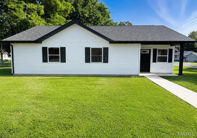 Homes for sale in Centralia, IL | 868 E 2nd St, Centralia, IL 62801 | MLS# MIS26041870