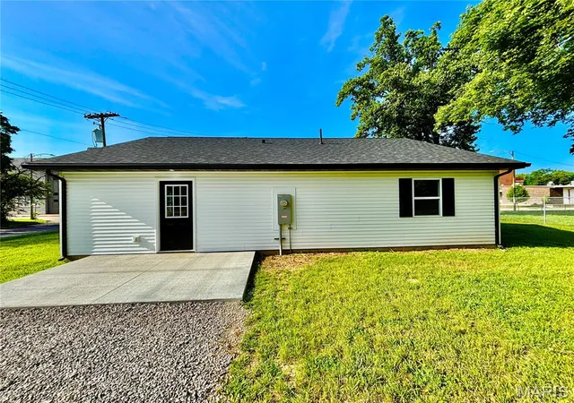 Homes for sale in Centralia, IL | 868 E 2nd St, Centralia, IL 62801 | MLS# MIS26041870