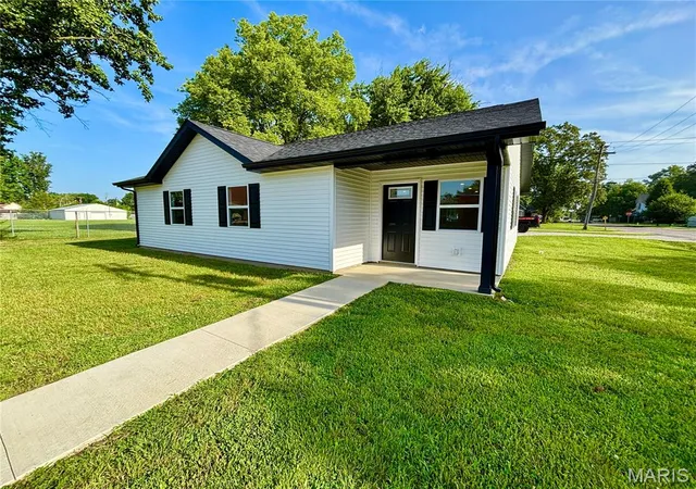 Homes for sale in Centralia, IL | 868 E 2nd St, Centralia, IL 62801 | MLS# MIS26041870
