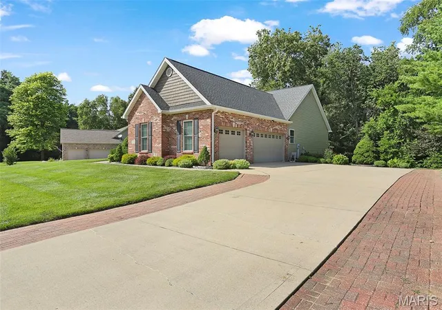 Homes for sale in Maryville, IL | 21 Foxmoor Dr, Maryville, IL 62062 | MLS# MIS26041872