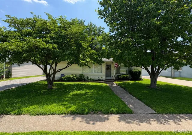 Homes for sale in Granite City, IL | 2816 Dale Ave, Granite City, IL 62040 | MLS# MIS26041874