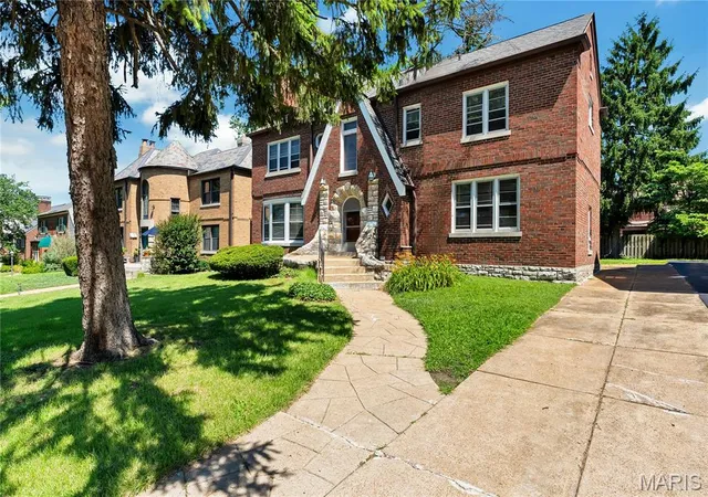 Photo 1 of Single family home for sale at 8015 Davis Dr, Saint Louis, MO 63105 | MLS# MIS26041909 | Listing updated on 2026-09-14