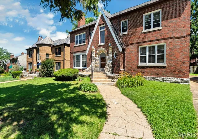 Photo 2 of Single family home for sale at 8015 Davis Dr, Saint Louis, MO 63105 | MLS# MIS26041909 | Listing updated on 2026-09-14