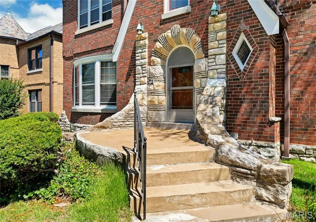 Photo 3 of Single family home for sale at 8015 Davis Dr, Saint Louis, MO 63105 | MLS# MIS26041909 | Listing updated on 2026-09-14