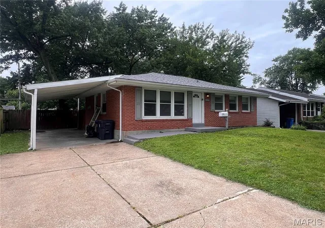 Photo 2 of Single family home for sale at 740 Crowder Dr, Florissant, MO 63031 | MLS# MIS26041910 | Listing updated on 2026-07-09