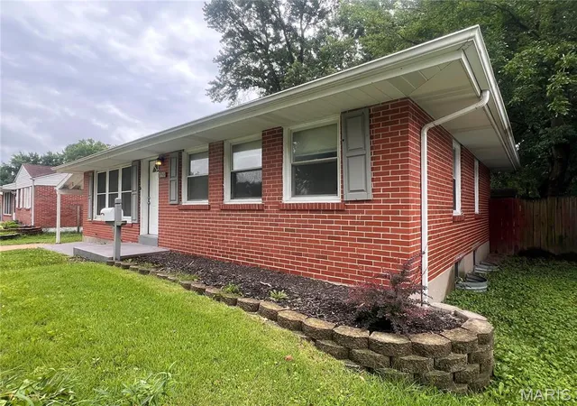 Photo 3 of Single family home for sale at 740 Crowder Dr, Florissant, MO 63031 | MLS# MIS26041910 | Listing updated on 2026-07-09