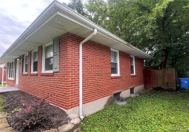 Photo 3 of Single family home for sale at 740 Crowder Dr, Florissant, MO 63031 | MLS# MIS26041910 | Listing updated on 2026-07-09