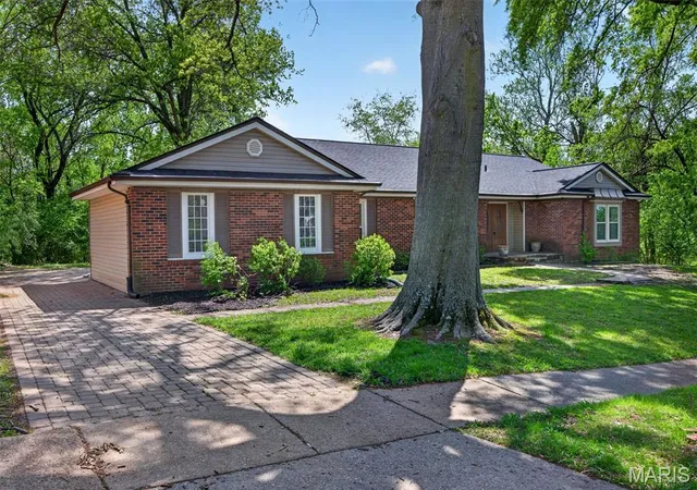 3rd image of 6632 Blossom View Dr, Florissant, MO 63033 | MLS# MIS26041913