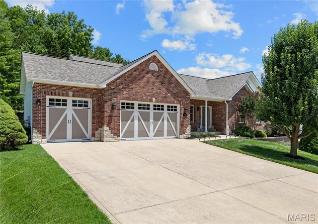 Homes for sale in Fenton, MO | 945 Huntington Chase Dr, Fenton, MO 63026 | MLS# MIS26041922