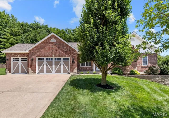 Homes for sale in Fenton, MO | 945 Huntington Chase Dr, Fenton, MO 63026 | MLS# MIS26041922