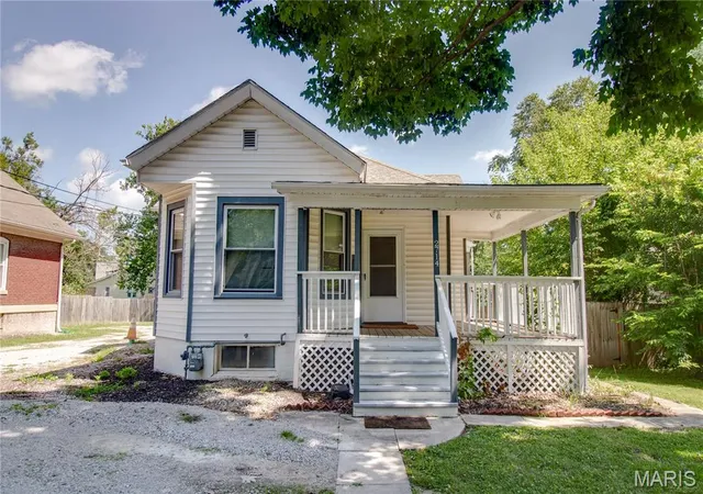 Homes for sale in Alton, IL | 2714 Brown St, Alton, IL 62002 | MLS# MIS26041926