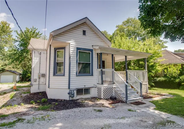Homes for sale in Alton, IL | 2714 Brown St, Alton, IL 62002 | MLS# MIS26041926
