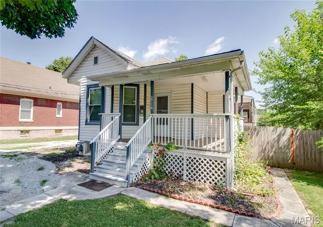 Homes for sale in Alton, IL | 2714 Brown St, Alton, IL 62002 | MLS# MIS26041926