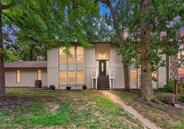 Photo 1 of Sale Pending at 41 Oak Forest Dr, Saint Charles, MO 63303 | MLS# MIS26041963 | Listing updated on 2026-08-24