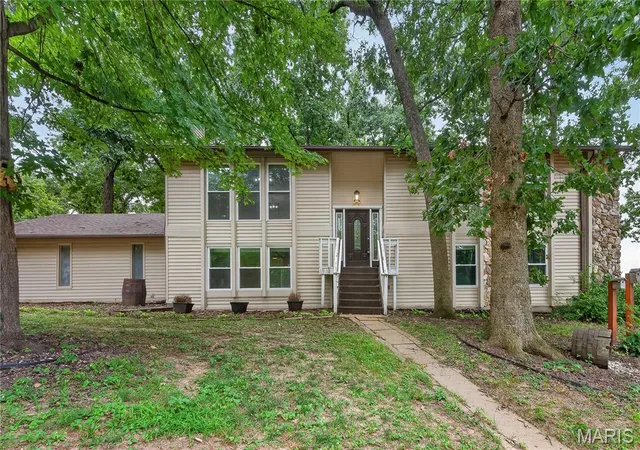 Photo 2 of Sale Pending at 41 Oak Forest Dr, Saint Charles, MO 63303 | MLS# MIS26041963 | Listing updated on 2026-08-24