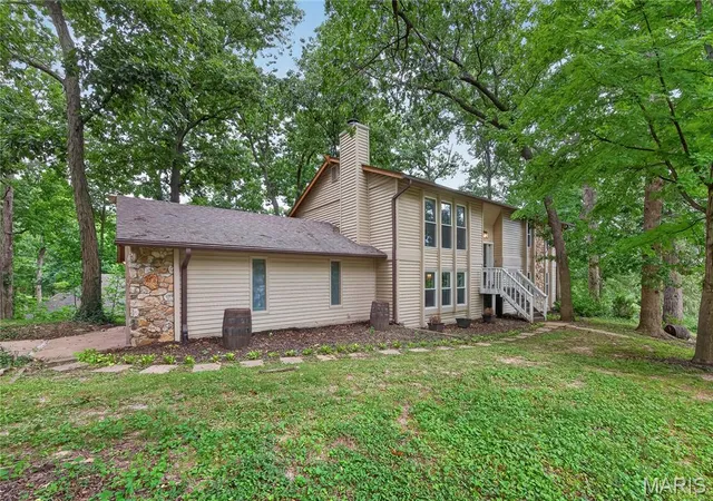 Photo 3 of Sale Pending at 41 Oak Forest Dr, Saint Charles, MO 63303 | MLS# MIS26041963 | Listing updated on 2026-08-24