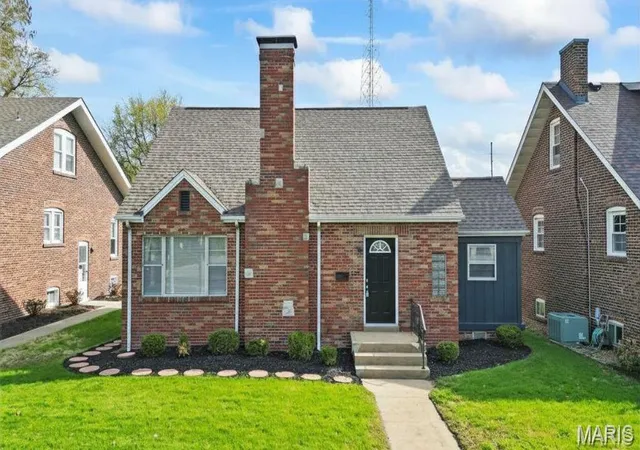 Homes for sale in Belleville, IL | 2121 W Main St, Belleville, IL 62226 | MLS# MIS26041965