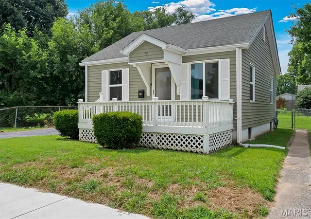 Homes for sale in Wood River, IL | 72 W Beach Ave, Wood River, IL 62095 | MLS# MIS26041983