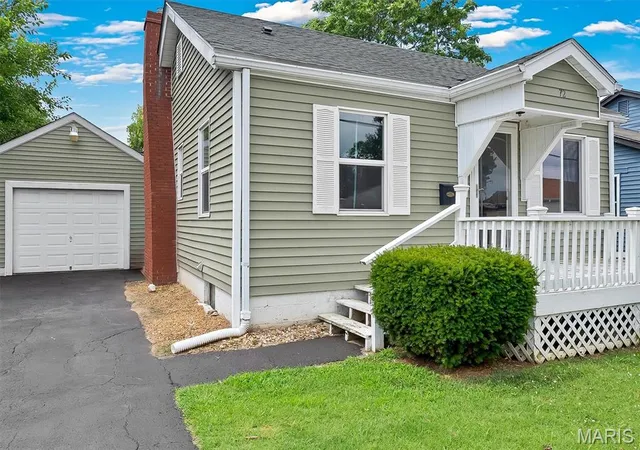 Homes for sale in Wood River, IL | 72 W Beach Ave, Wood River, IL 62095 | MLS# MIS26041983