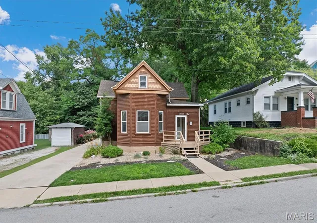 Homes for sale in Alton, IL | 1809 Clawson St, Alton, IL 62002 | MLS# MIS26041990