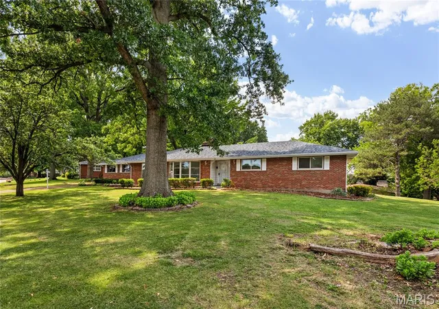 Homes for sale in Ferguson, MO | 41 Harneywold Dr, Ferguson, MO 63136 | MLS# MIS26042002