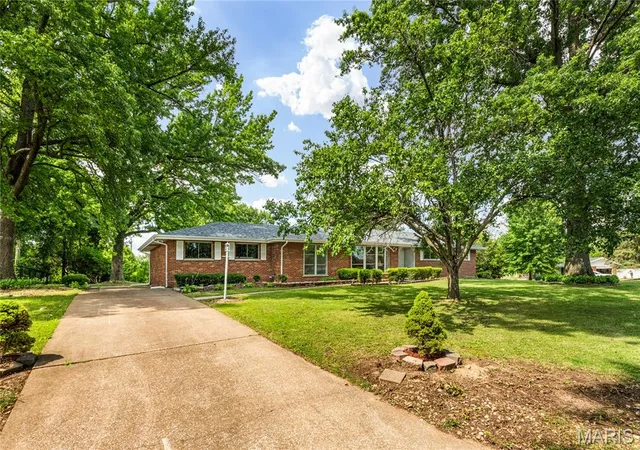 Homes for sale in Ferguson, MO | 41 Harneywold Dr, Ferguson, MO 63136 | MLS# MIS26042002